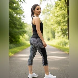 🖤 Lululemon Wunder Under Crop Leggings - Black & White Print (Size XS) 🖤